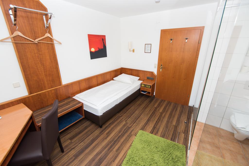 Hotel am Friedensplatz Stuttgart Zimmer foto